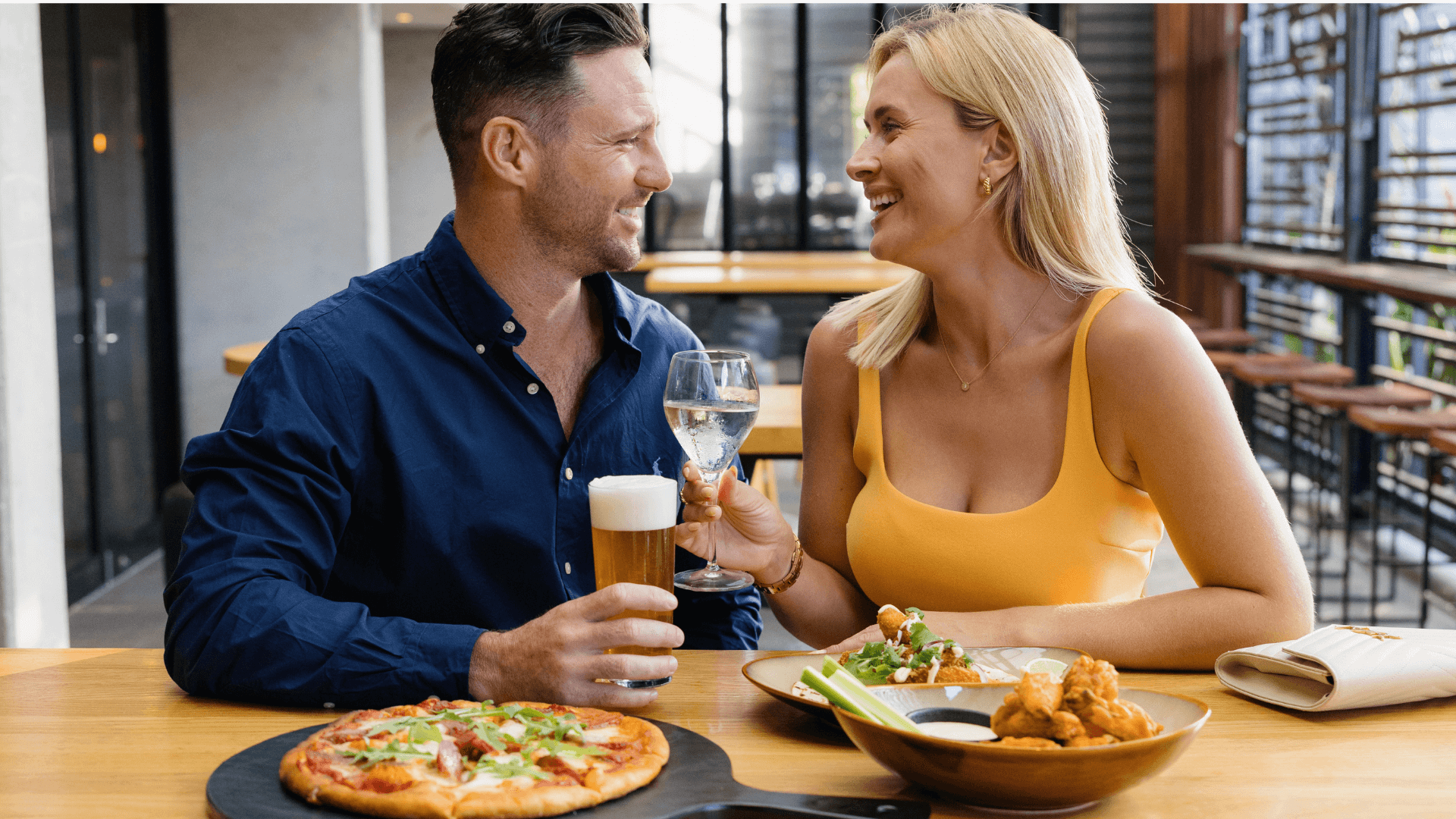 couple-dining-at-social-house-bar